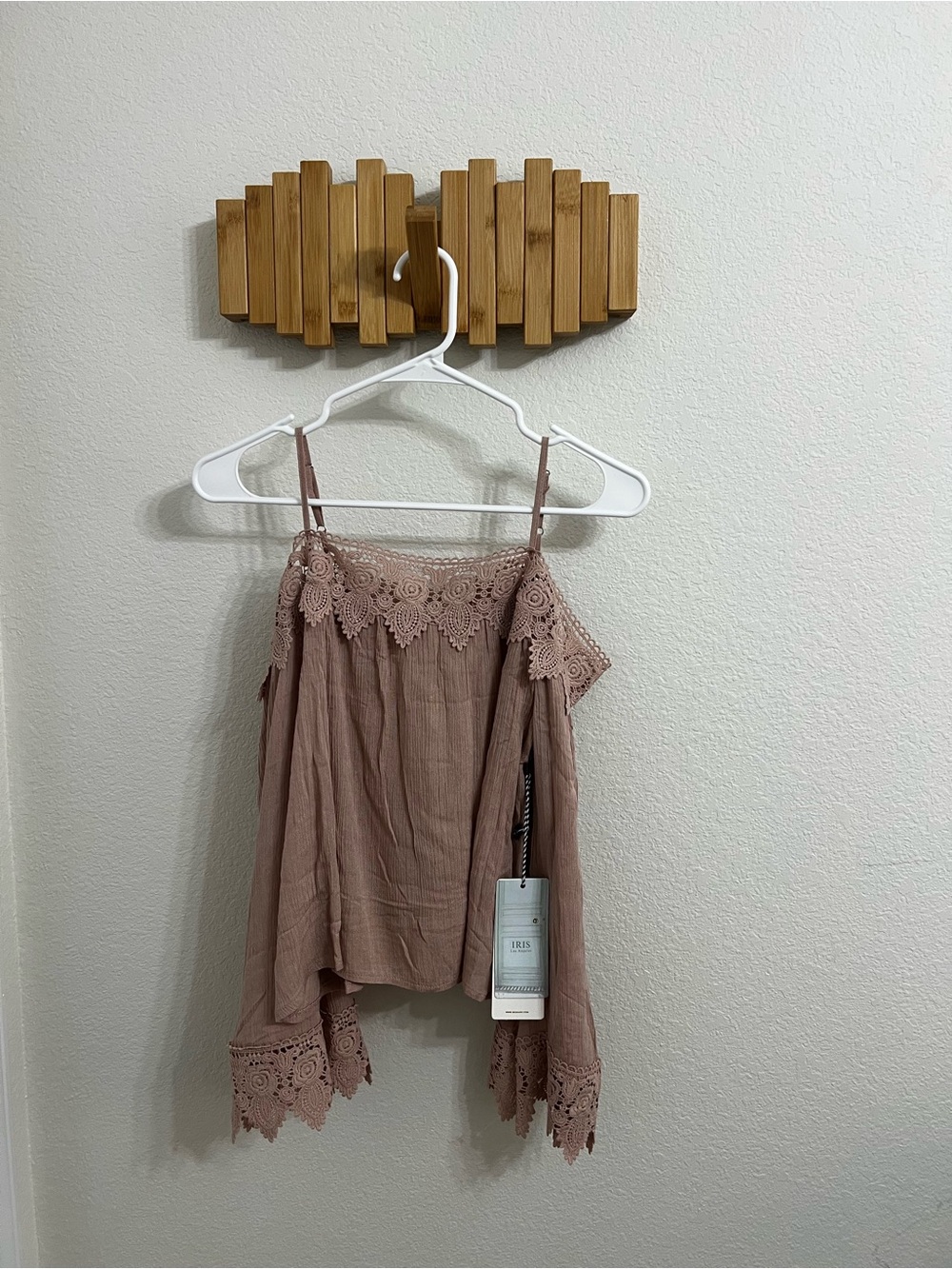 iris Mauve Lace-Trim Cold-Shoulder Tank